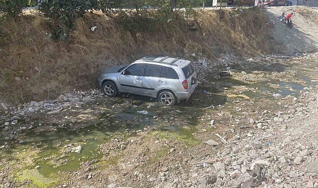 Çocukların el frenini indirdiği otomobil dereye uçtu