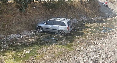 Çocukların el frenini indirdiği otomobil dereye uçtu