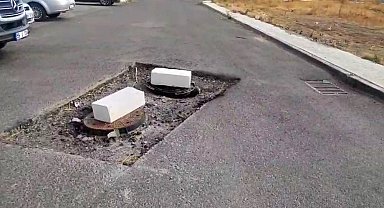 Çorlu'da rögar kapağını açık bırakıp gittiler, vatandaş kendi önlemini aldı
