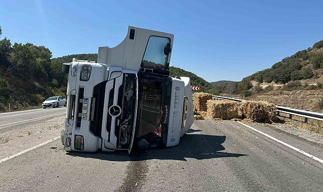 Çorum'da balya yüklü tır devrildi: 1 yaralı