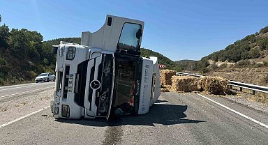 Çorum'da balya yüklü tır devrildi: 1 yaralı