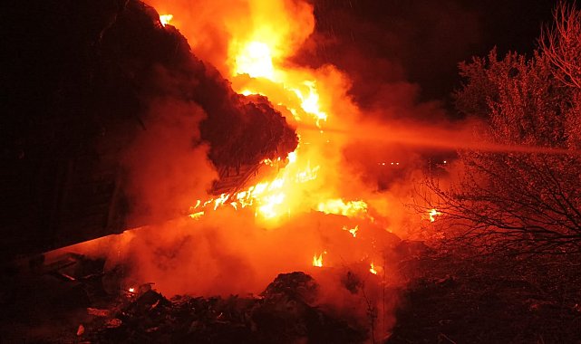 Çorum'da çöp yüklü tır alev alev yandı