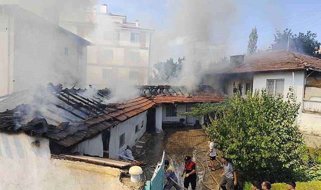 Çorum'da ev yangını: 1 kişi dumandan etkilendi