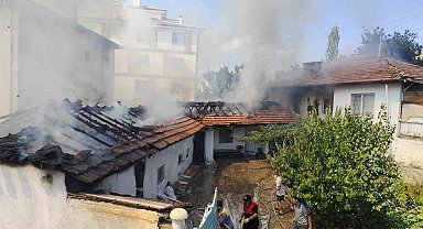 Çorum'da ev yangını: 1 kişi dumandan etkilendi