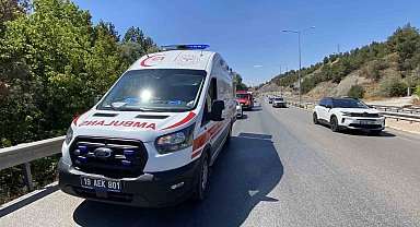 Çorum'da otomobil bariyerlere çarptı: 2 yaralı