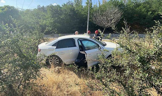 Çorum'da otomobil yol kenarındaki bordür taşlara çarptı: 2 yaralı