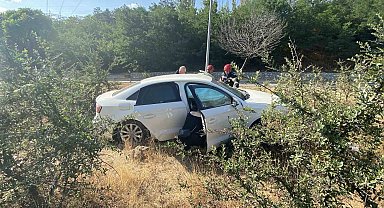 Çorum'da otomobil yol kenarındaki bordür taşlara çarptı: 2 yaralı