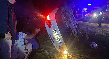 Çorum'da virajı alamayan otomobil devrildi: 5 yaralı