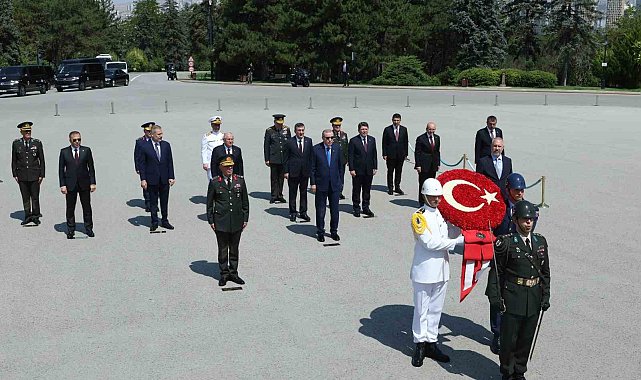 Cumhurbaşkanı Erdoğan başkanlığındaki YAŞ üyeleri Anıtkabir'i ziyaret etti