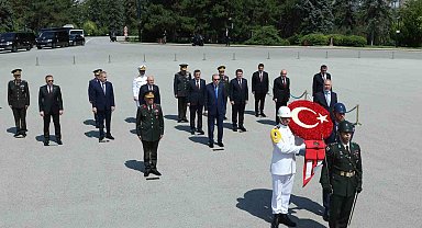 Cumhurbaşkanı Erdoğan başkanlığındaki YAŞ üyeleri Anıtkabir'i ziyaret etti