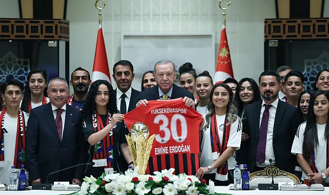 Cumhurbaşkanı Erdoğan, Yüksekovaspor Kadın Futbol Takımı'nı ağırladı