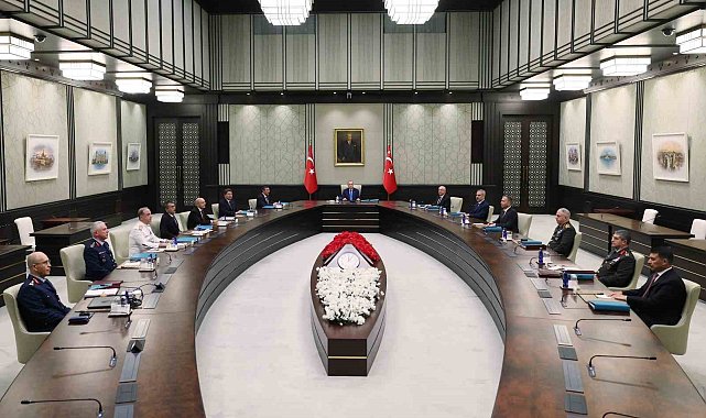 Cumhurbaşkanı Recep Tayyip Erdoğan başkanlığındaki Yüksek Askeri Şura Toplantısı Cumhurbaşkanlığı Külliyesi'nde başladı.