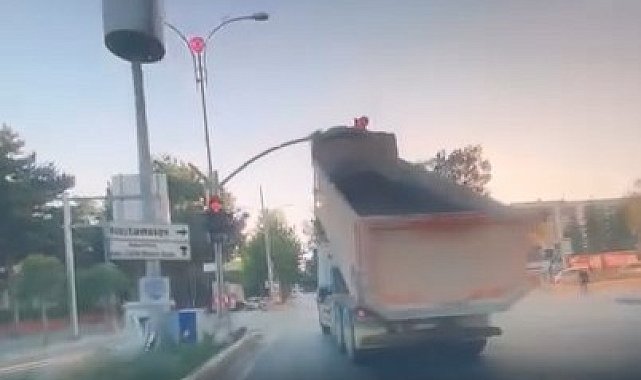 Damperi açık kamyon, trafik ışıklarına çarptı