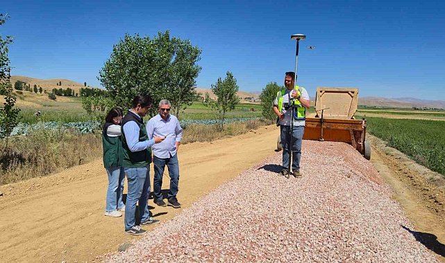 Demirözü'nde tarla içi yol yapım çalışmaları devam ediyor