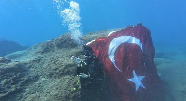 Deniz altında işaret diliyle İstiklal Marşını okudular