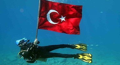 Deniz dibinde Türk bayraklı 30 Ağustos kutlaması