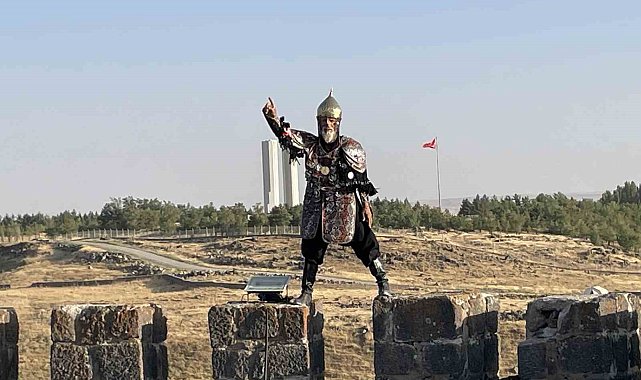 Denizli'den gidip savaş kıyafetitle Malazgirt Kalesini yeniden fethetti