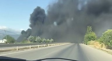 Depoda çıkan yangında gökyüzünü siyah dumanlar kapladı