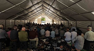 Deprem bölgesinde cuma namazı çadırlarda eda edildi