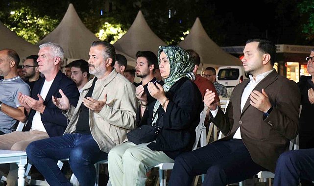 Deprem saati 03.02'de Sakarya'da eller semaya açıldı