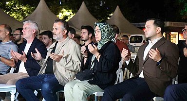 Deprem saati 03.02'de Sakarya'da eller semaya açıldı