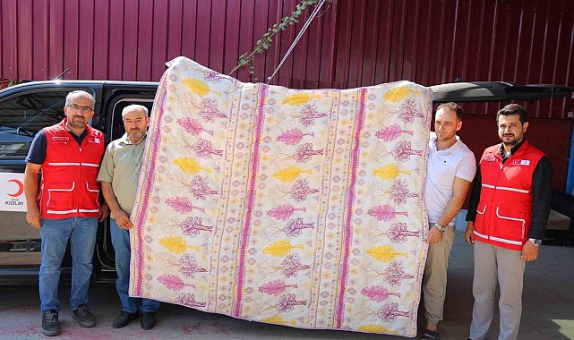 Deprem şehri Kahramanmaraş'ta esnaf, bin adet yorgan bağışı yaptı