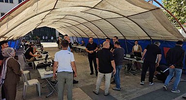 Deprem sonrası belediye hizmetlerini çadırda sürdürüyor