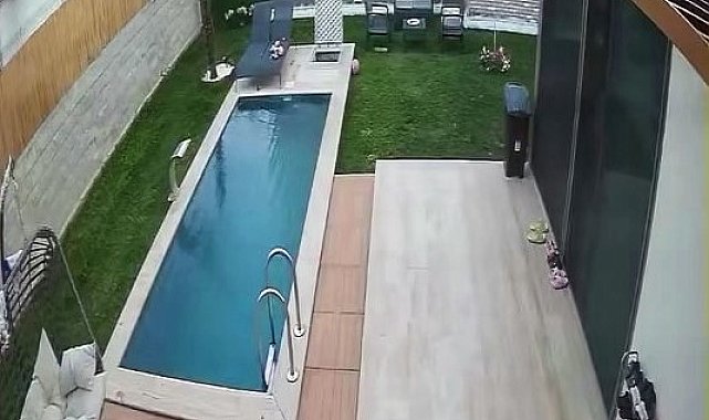Depremde yüzme havuzu beşik gibi sallandı