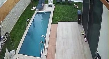 Depremde yüzme havuzu beşik gibi sallandı