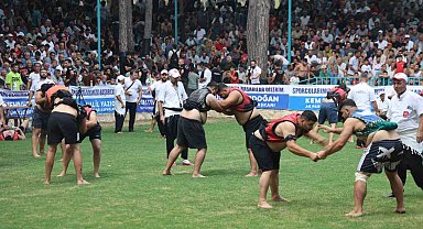 Depremin yaralarının sarıldığı Hatay'da aba güreşi heyecanı yaşandı