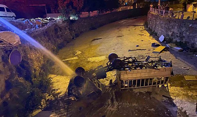 Dere yatağına düşen kamyonet alev aldı