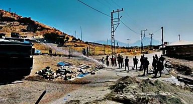 Derecik'te askeri TOMA vatandaşlara su desteği verdi