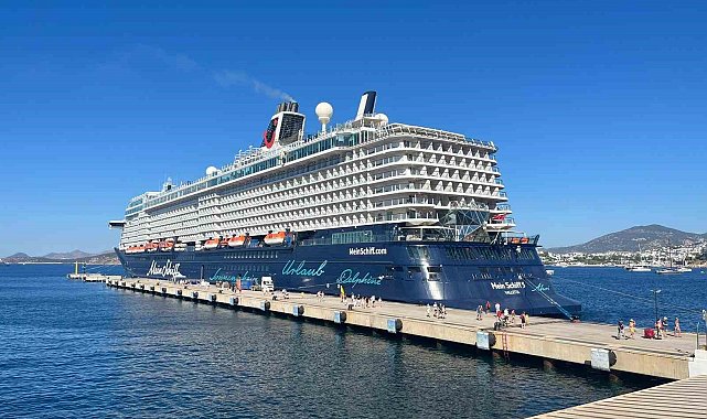 Dev kruvaziyer 2 bin 772 yolcuyla Bodrum'a geldi
