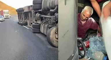 Devrilen tırda sıkışan sürücü vatandaşlar tarafından kurtarıldı