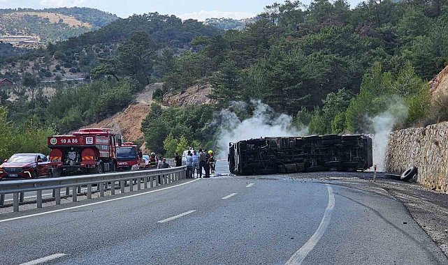 Devrilen zift yüklü kamyon alev aldı, karayolu trafiğe kapandı