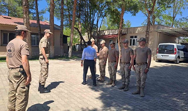 Dicle Kaymakamı Atış, şehit ailesi, asker ve vatandaşlarla buluştu