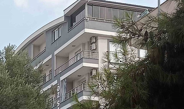 Didim'de çatıya çıkan şahsı polis ikna etti