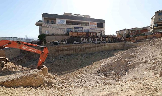 Dilovası Kent Meydanı'nda çalışmalar sürüyor