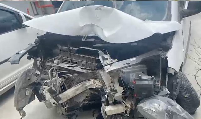 Direğe çarpan otomobildeki 2 kişi yaralandı