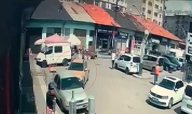Direksiyon başında rahatsızlanan sürücü 6 araca çarptı: Kaza anı kamerada