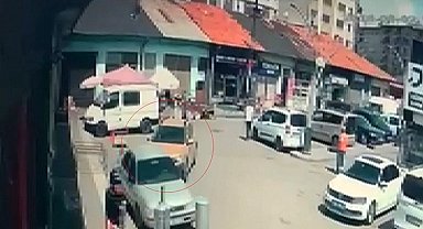 Direksiyon başında rahatsızlanan sürücü 6 araca çarptı: Kaza anı kamerada