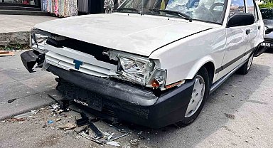 Direksiyon hakimiyetini kaybeden minibüs sürücüsü, park halindeki 4 otomobile çarptı