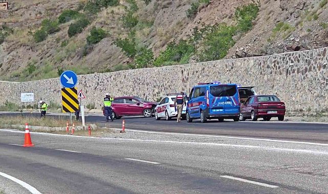 Direksiyon hakimiyetini kaybeden sürücü duvara çarptı