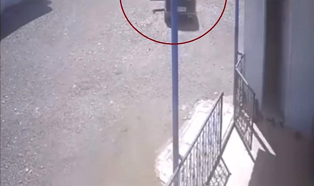 Diyarbakır'da el freni çekilmeyen otomobilin duvara çarptığı anlar kameraya yansıdı