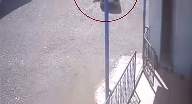 Diyarbakır'da el freni çekilmeyen otomobilin duvara çarptığı anlar kameraya yansıdı