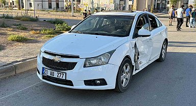 Diyarbakır'da iki araç çarpıştı