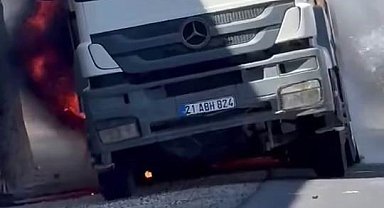 Diyarbakır'da kamyon seyir halindeyken alev aldı