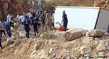 Diyarbakır'da kamyonet şarampole devrildi: 3 yaralı