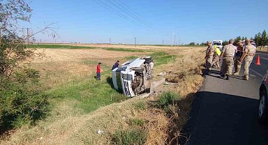 Diyarbakır'da minibüs yol kenarına devrildi: 1 yaralı