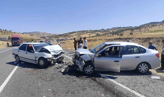 Diyarbakır'da otomobiller kafa kafaya çarpıştı: 2 yaralı